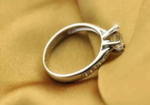 Luxury 925 Sterling Silver Six-Prong Engagement Ring for Women – Brilliant Simulated Diamond