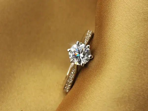 Brilliant simulated diamond ring in silver – lifestyle on hand